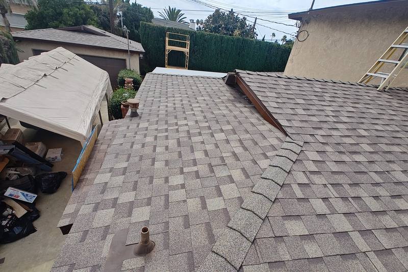 Multitone residential asphalt-shingle roof with intersecting planes